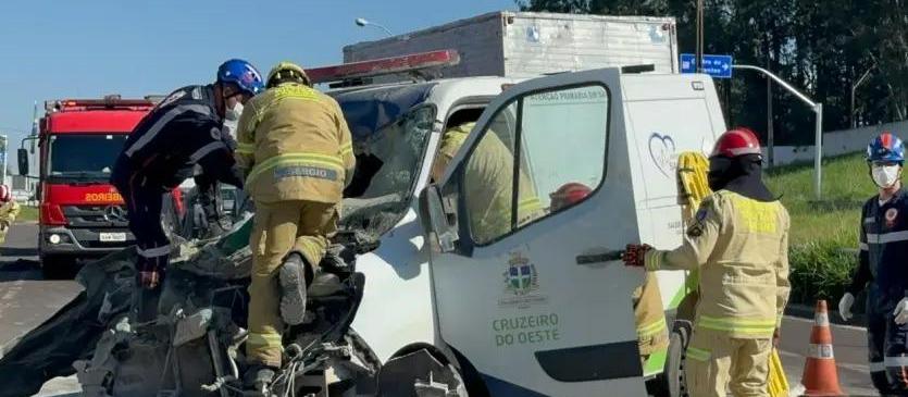 Ambulância com cinco pacientes é atingida por caminhão na PR-323