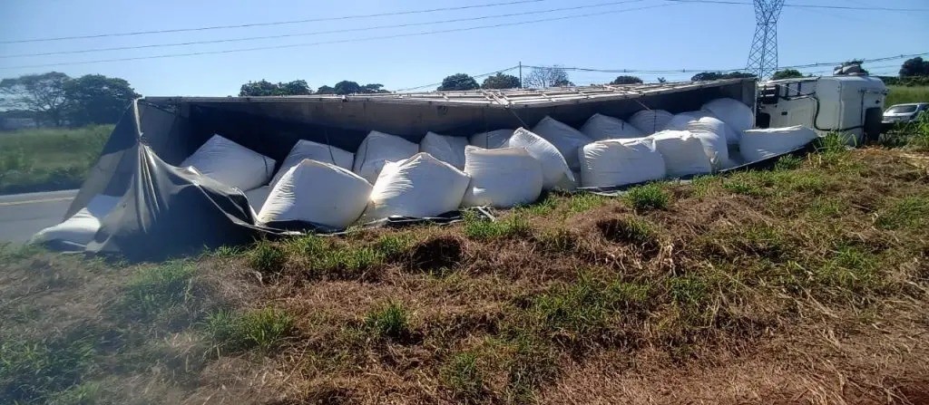 Carreta com mais de 30 mil quilos de fubá tomba no Contorno Sul em Maringá