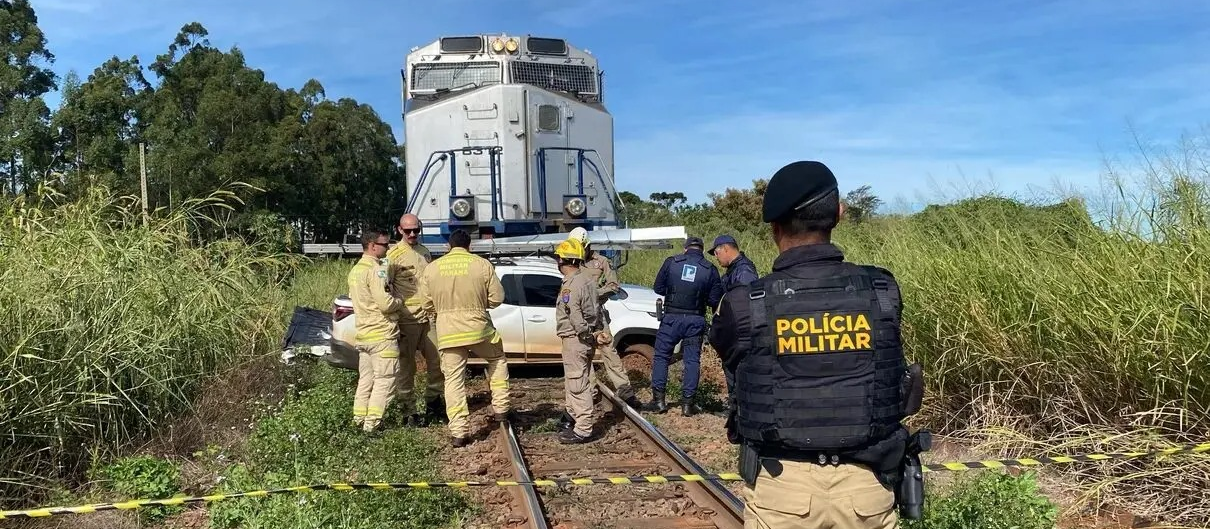Carro é atingido por trem, motorista morre e filha fica ferida