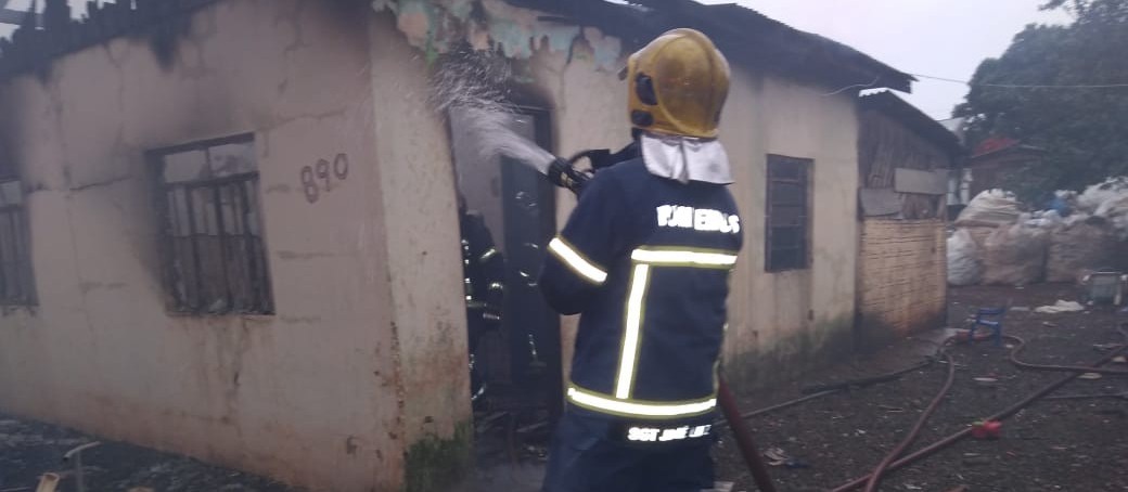 Curto-circuito em fiação causa incêndio em residência 