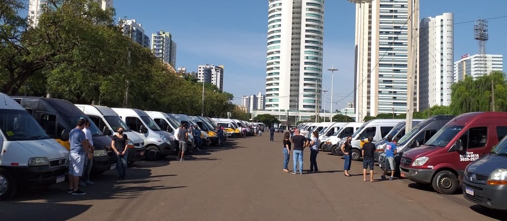 Motoristas de transporte escolar fazem ato em Maringá