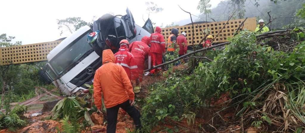 Uma carreta e três carros foram retirados em local de desmoronamento na BR-376