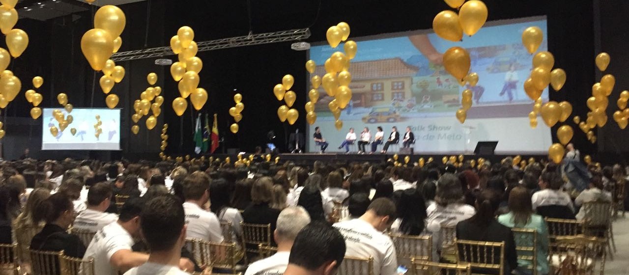 Mais de mil professores participam de encontro sobre educação em Maringá