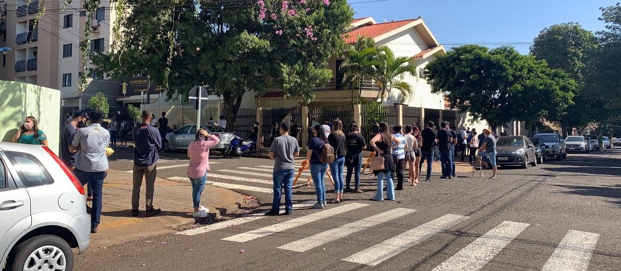 Com poucas doses e depois de dias de interrupção, Maringá retoma vacinação