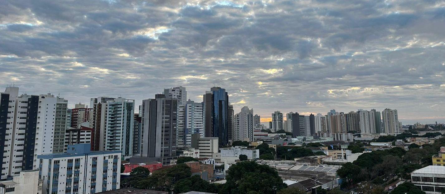 Maringá tem madrugada com ventania e chuva nesta terça (9); tempo abre à tarde
