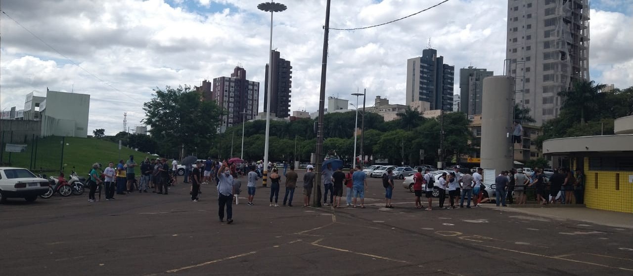 Torcedores formam longa fila para comprar ingresso para jogo desta quarta-feira (30)