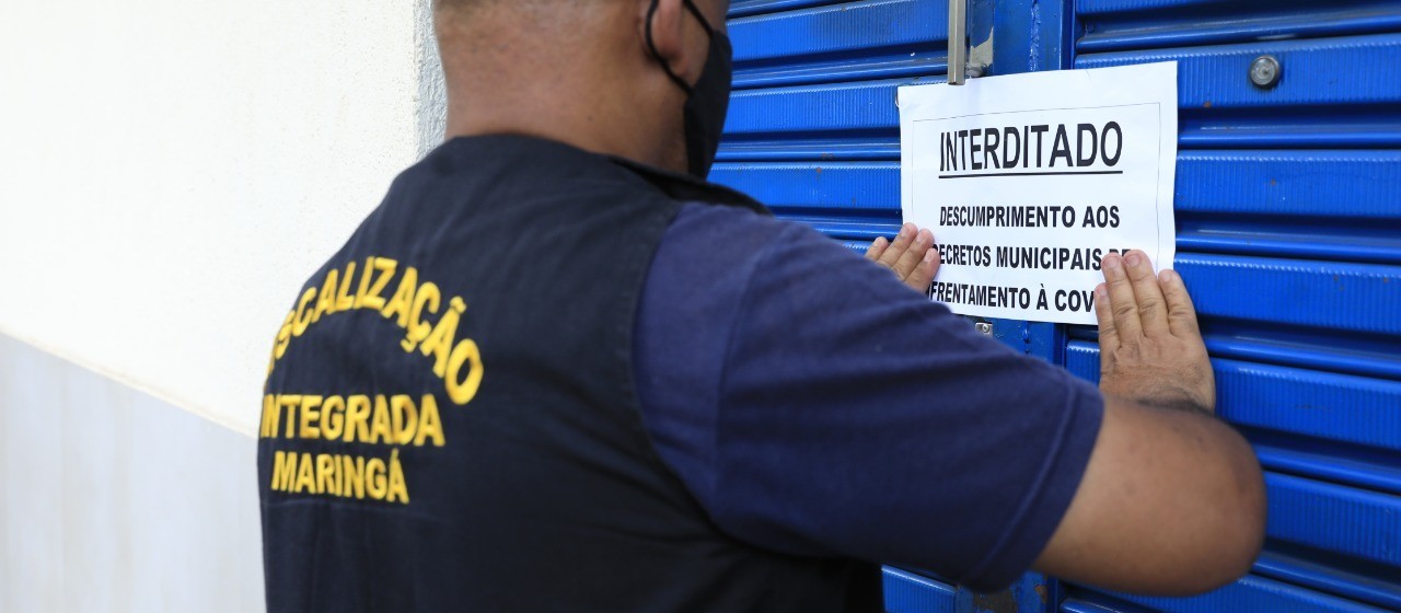 Fiscalização interdita loja com 16 funcionários trabalhando internamente