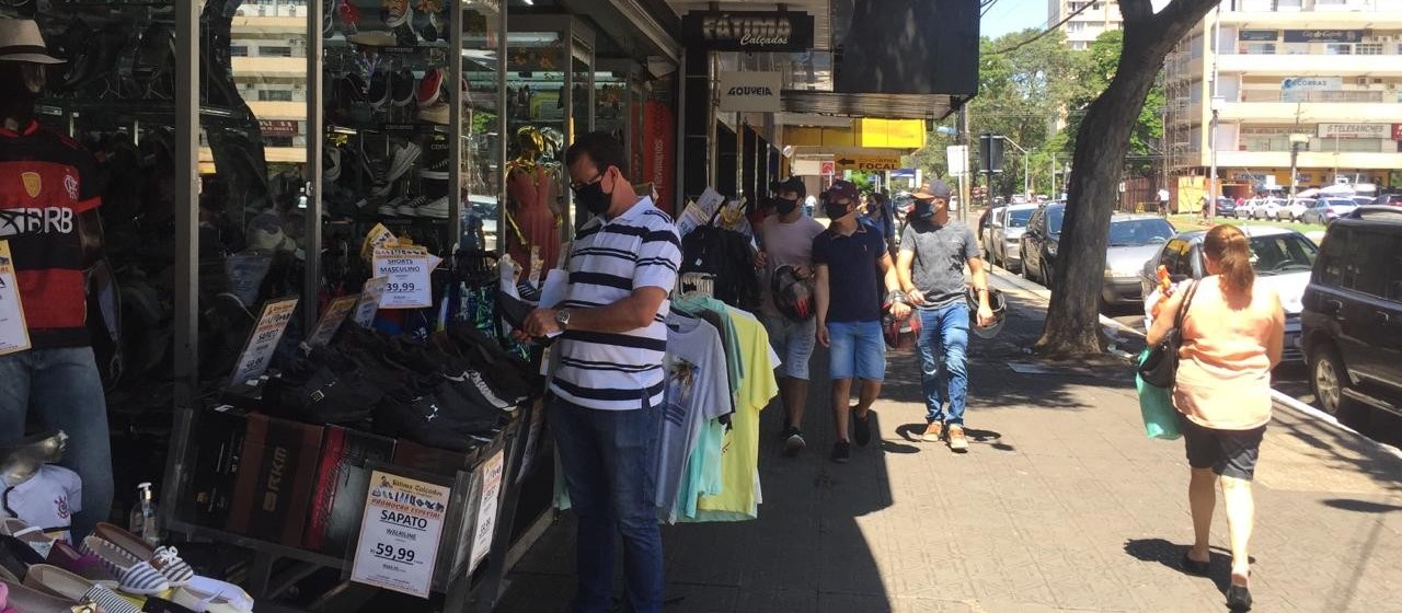 Lojas de rua estão cheias neste sábado (19) em Maringá