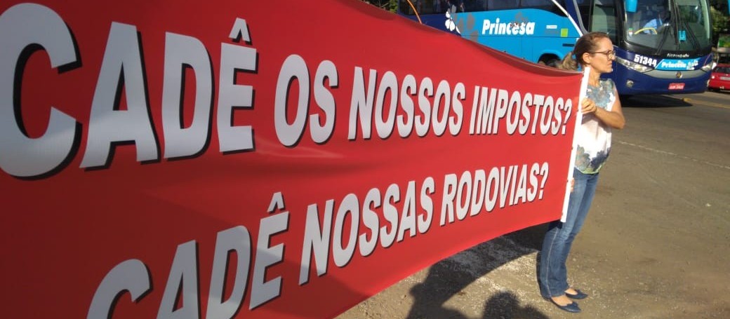 Moradores protestam pedindo recuperação de rodovias