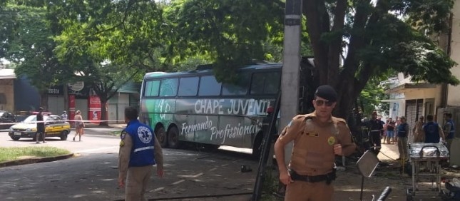 Ônibus se envolve em acidente grave em Maringá