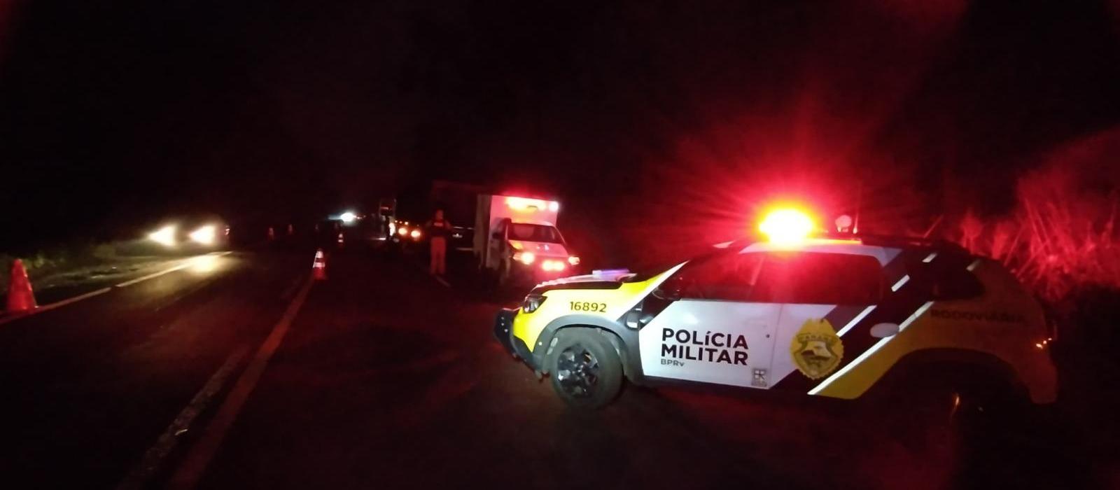 Motociclista bate em caminhão parado na rodovia e morre