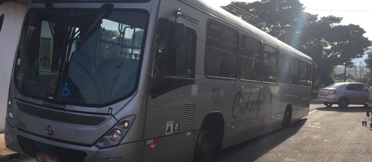 Asfalto cede e dois ônibus ficam presos em buraco