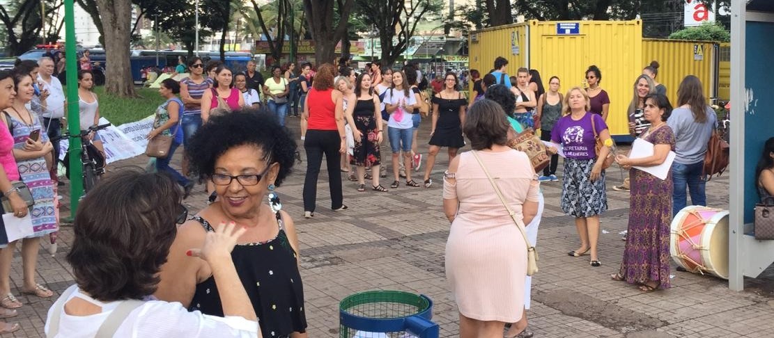 Mulheres fazem ato para mostrar  luta delas