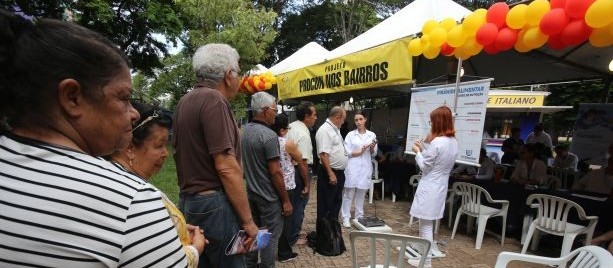 População tem serviços gratuitos de beleza e saúde na praça Napoleão