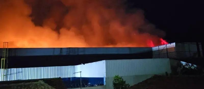 Incêndio de grandes proporções atinge supermercado em Cambé