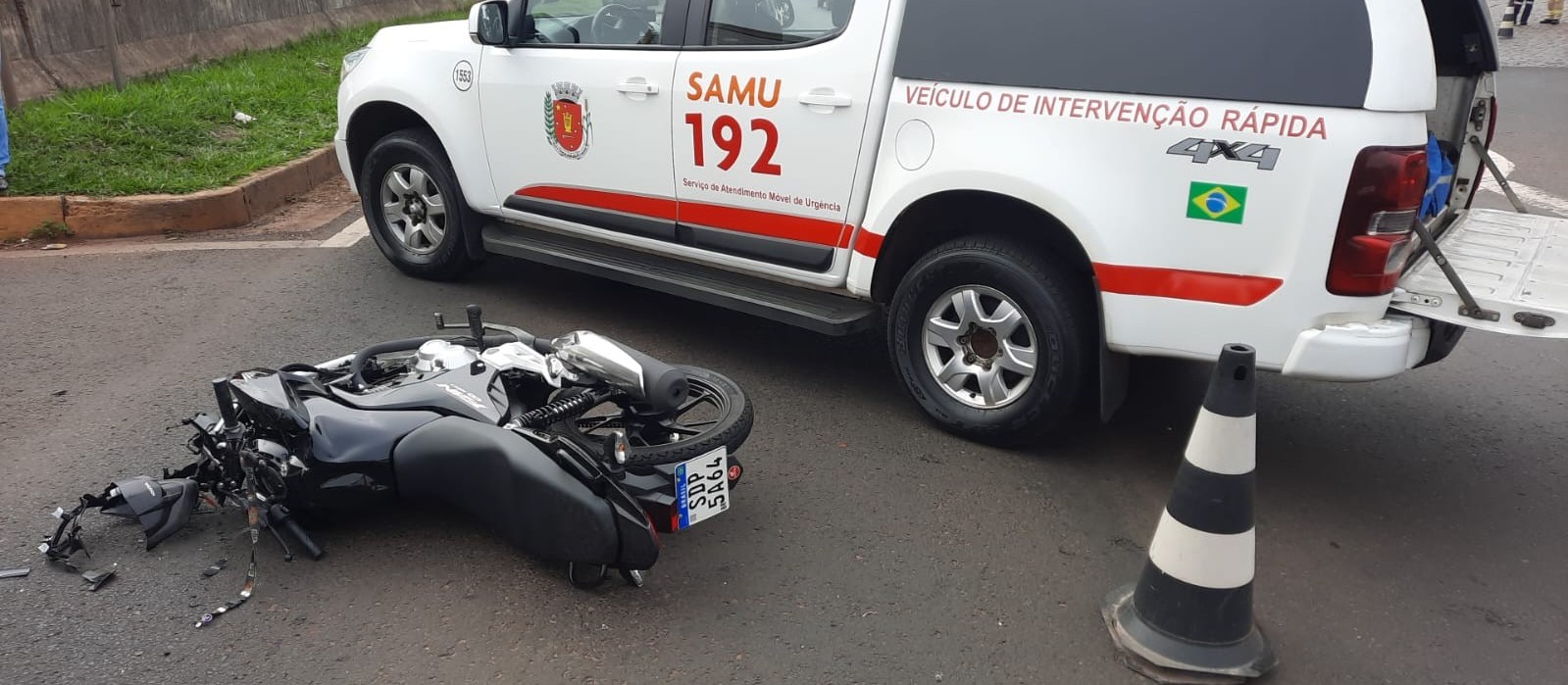 Motociclista bate contra caminhão no trevo de Iguatemi e fica gravemente ferido