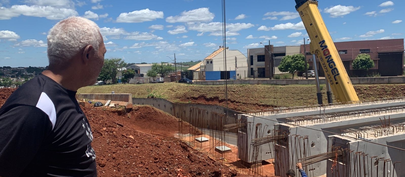 Colocação de vigas nos viadutos do Contorno Norte vira atração