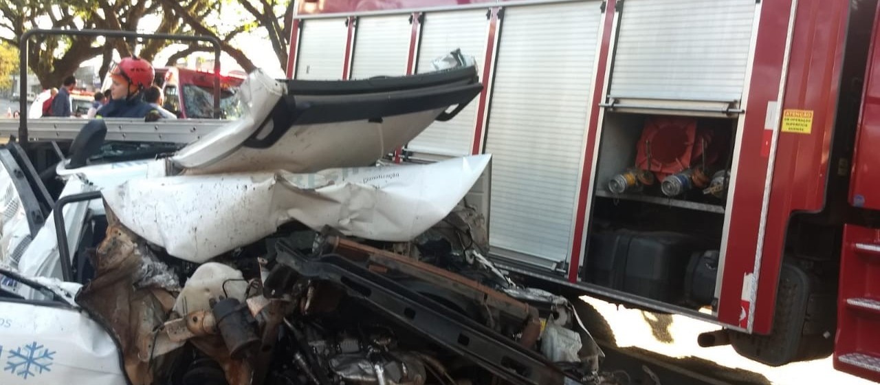 Picape é prensada entre dois caminhões na avenida colombo