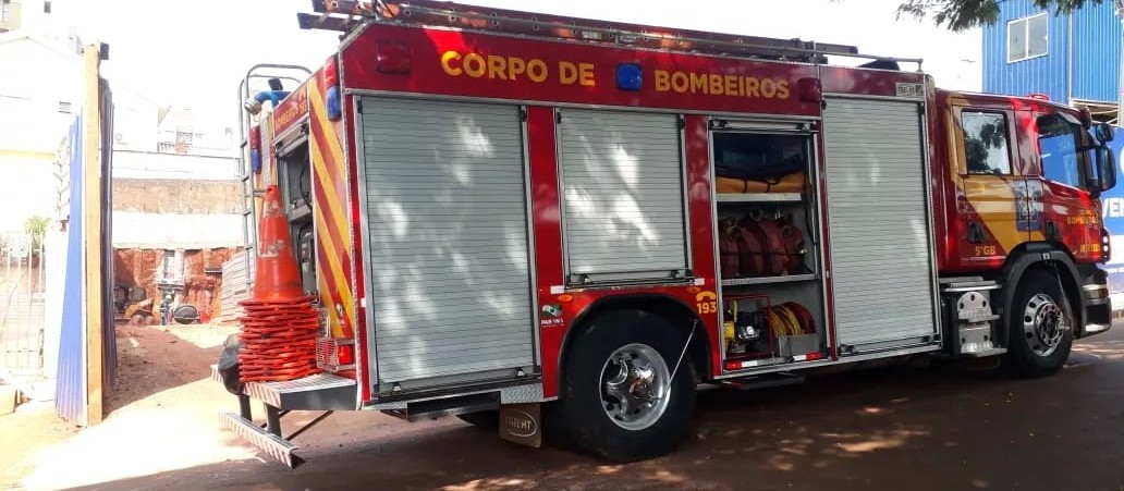 Bombeiros resgatam trabalhador que caiu em buraco em Maringá