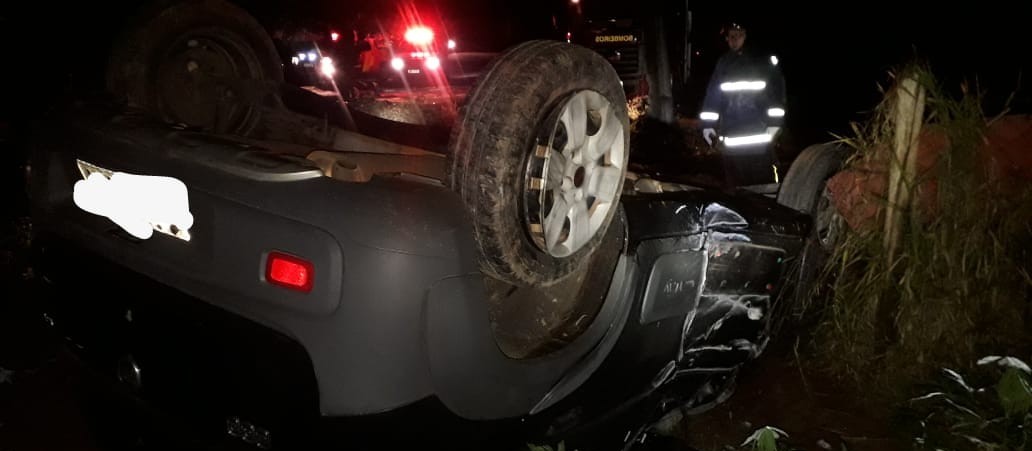 Mulher de 26 anos morre após colidir carro contra poste e capotar, na PR-552