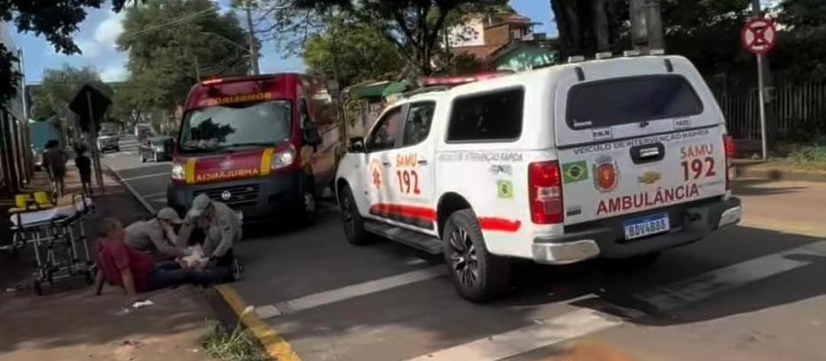 Motociclista é atingido por trem em cruzamento urbano