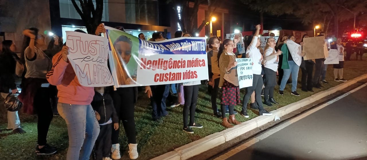 Após mortes, parentes e amigos fazem protesto em frente a hospital particular de Maringá