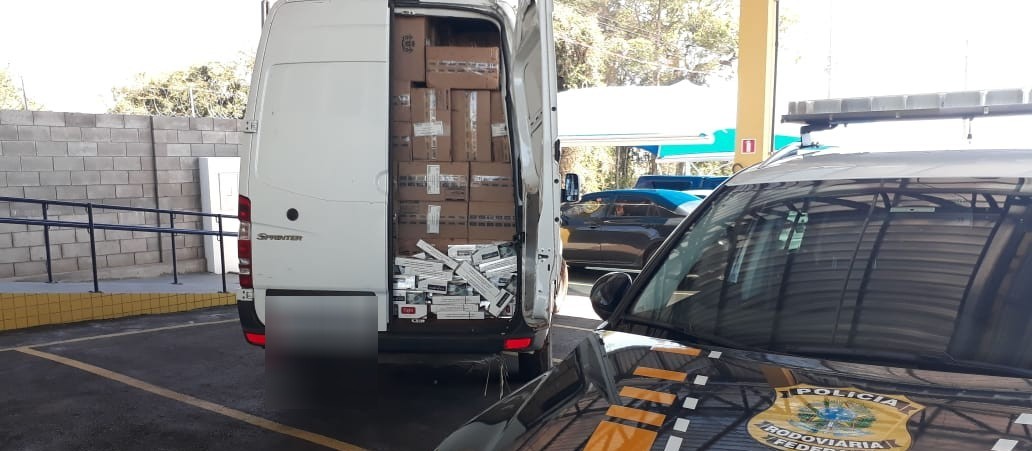 Carro roubado com cigarros contrabandeados é apreendido