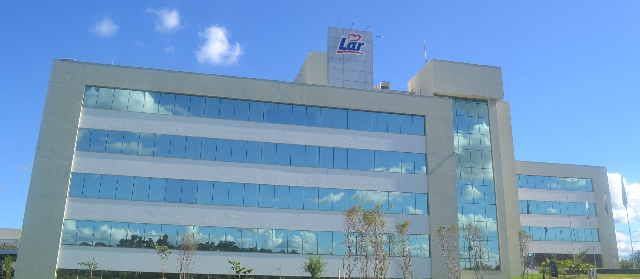 Cooperativa Lar de Medianeira abate 520 mil frangos por dia e exporta para 74 países