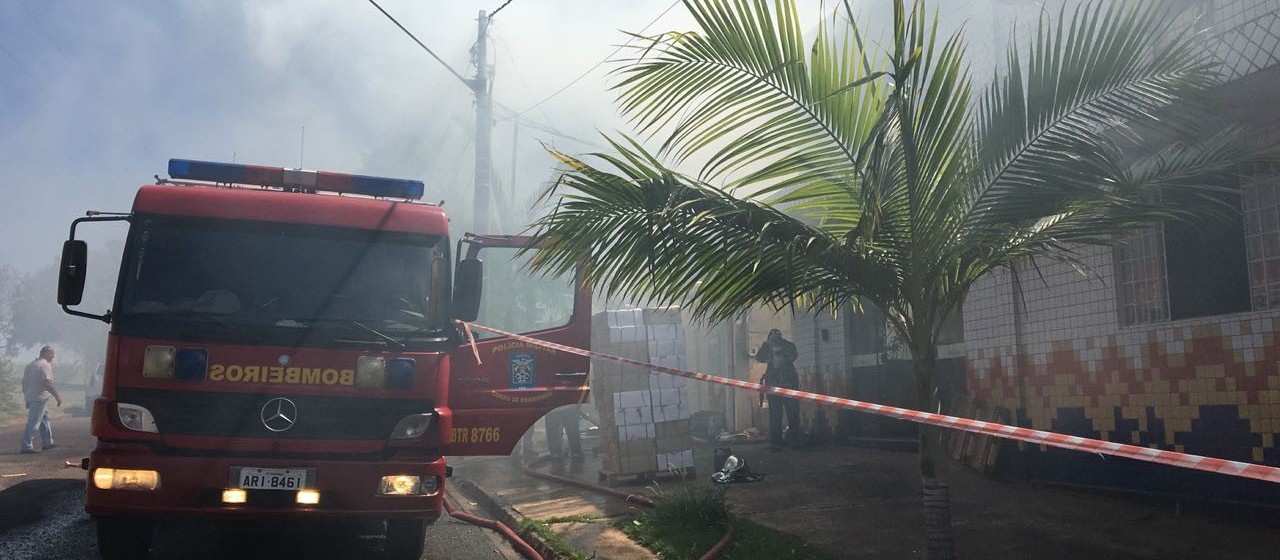 Bombeiros tentam controlar incêndio em gráfica