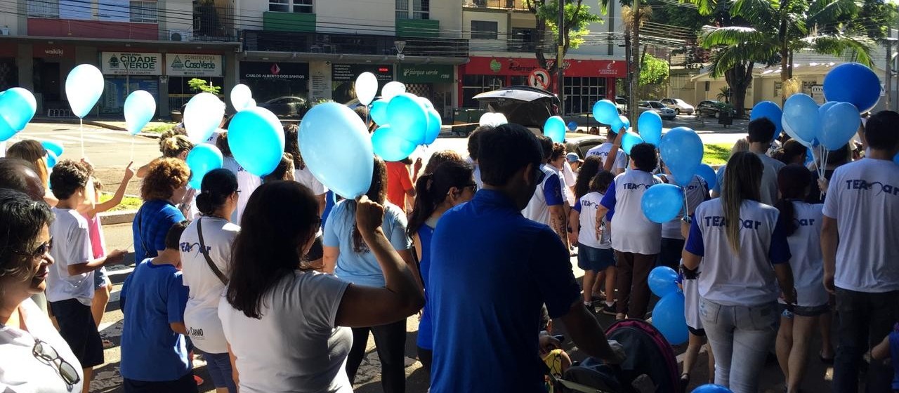 Caminhada ao redor do Parque do Ingá pede conscientização sobre autismo