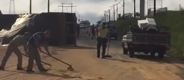 Caminhão carregado com soja tomba no Contorno Sul