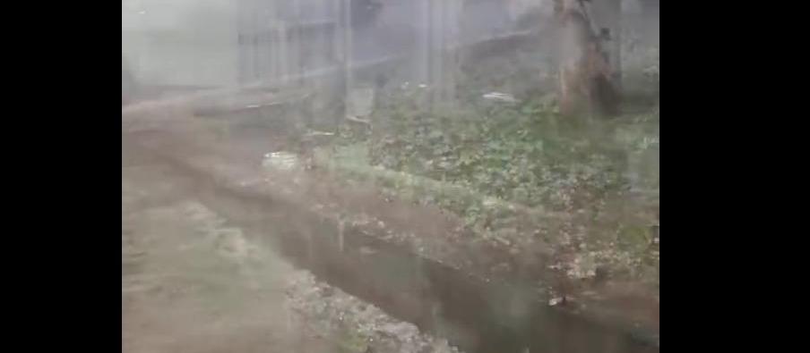 Chuva de granizo em Campo Mourão e enxurrada na rodovia em Terra Boa