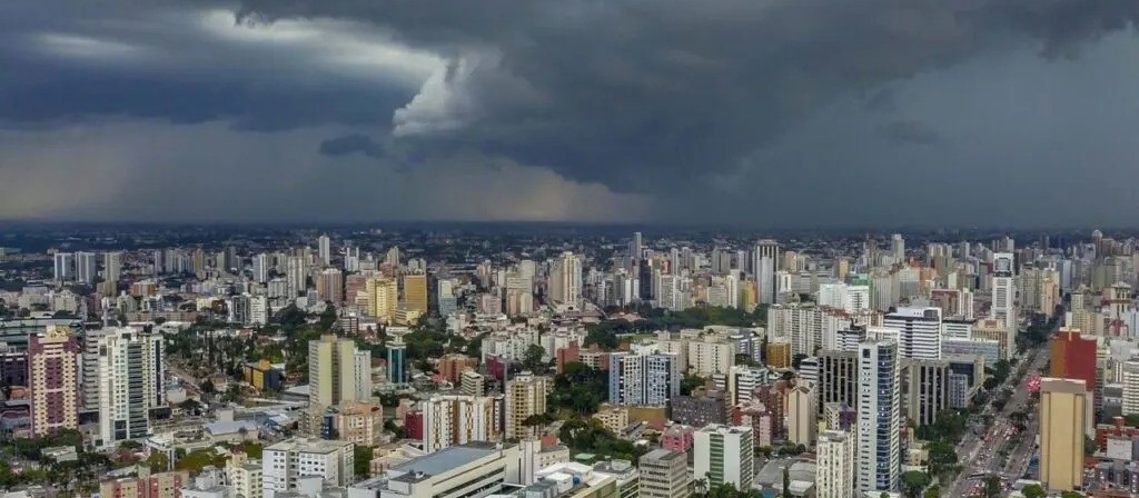 Chuva e temperaturas mais amenas: confira a previsão do tempo para o fim de semana