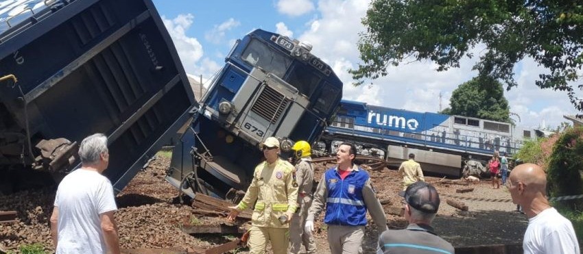 Trem descarrila e atinge casa após bater em caminhão, em Rolândia