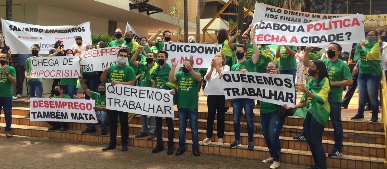 Lojistas e funcionários de shoppings protestam contra fechamento aos fins de semana