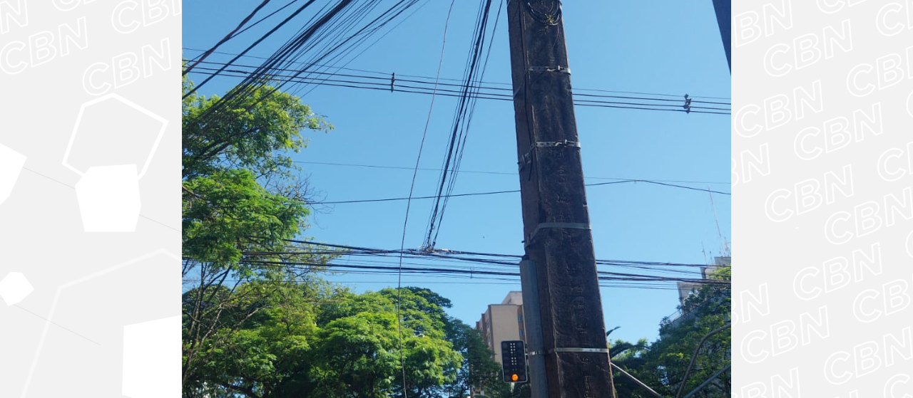 Procon notifica Copel para retirar cabos soltos em toda a cidade