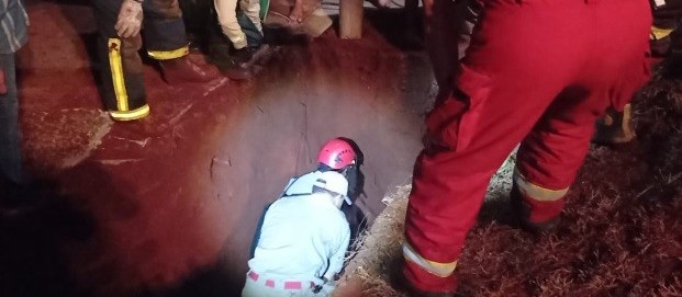 Imagens mostram resgate de criança que caiu em buraco em Mamborê 