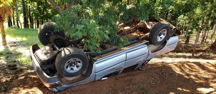 Homem é socorrido em estado grave após capotar carro na Estrada Pinguim, em Maringá