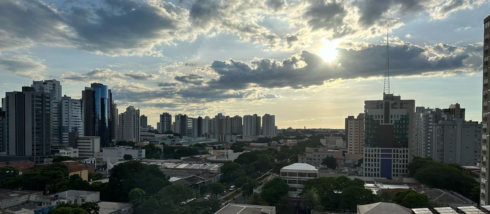 Sem chuva prevista, segunda-feira (11) será de calor intenso em Maringá