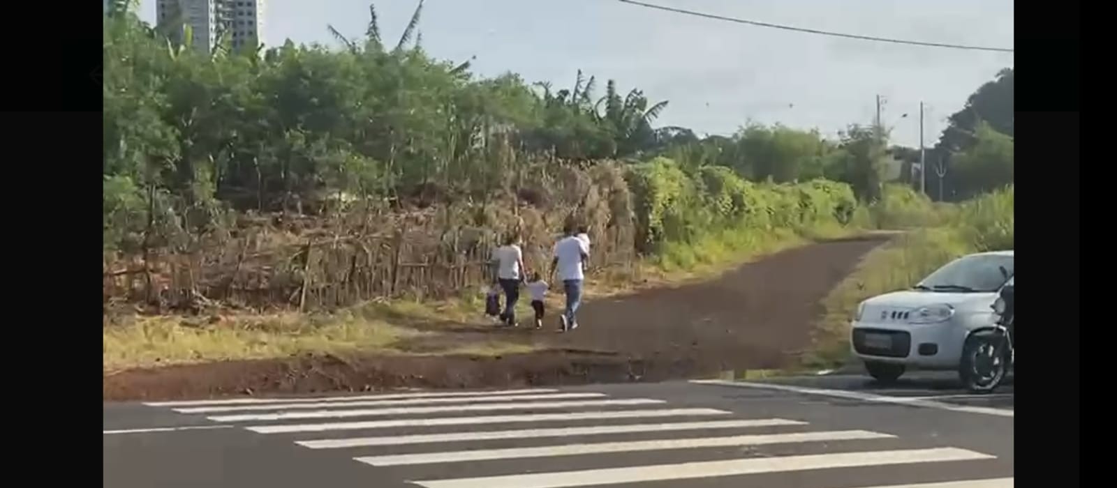 Manifestantes pedem asfalto e iluminação na Avenida Valdecir de Brito