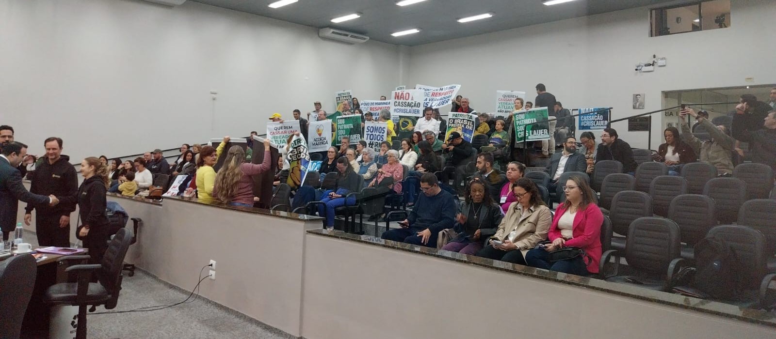 Manifestantes vão à Câmara de Maringá em defesa de vereadora