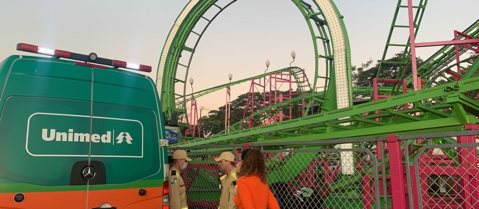 Funcionário cai de montanha russa no parque de diversões na Expoingá