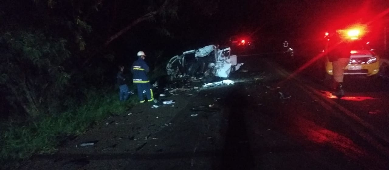 Motorista de carro morre após colidir contra caminhão, na PR-317, em Maringá