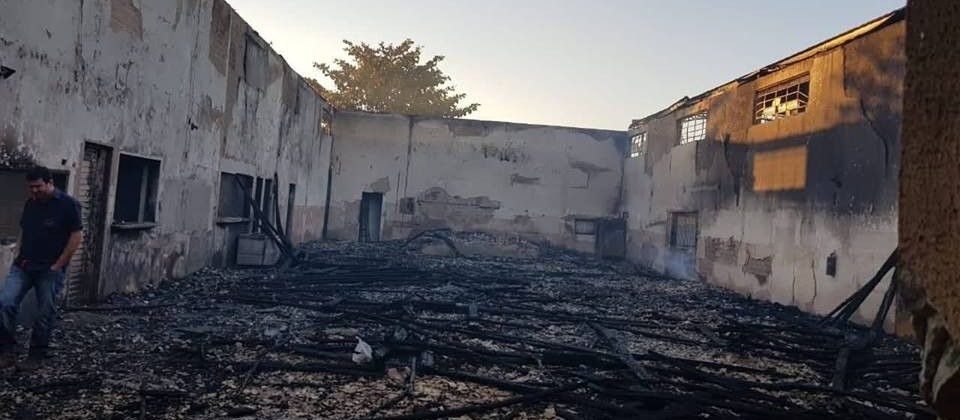 Incêndio destrói salão paroquial; casa da secretaria é assaltada