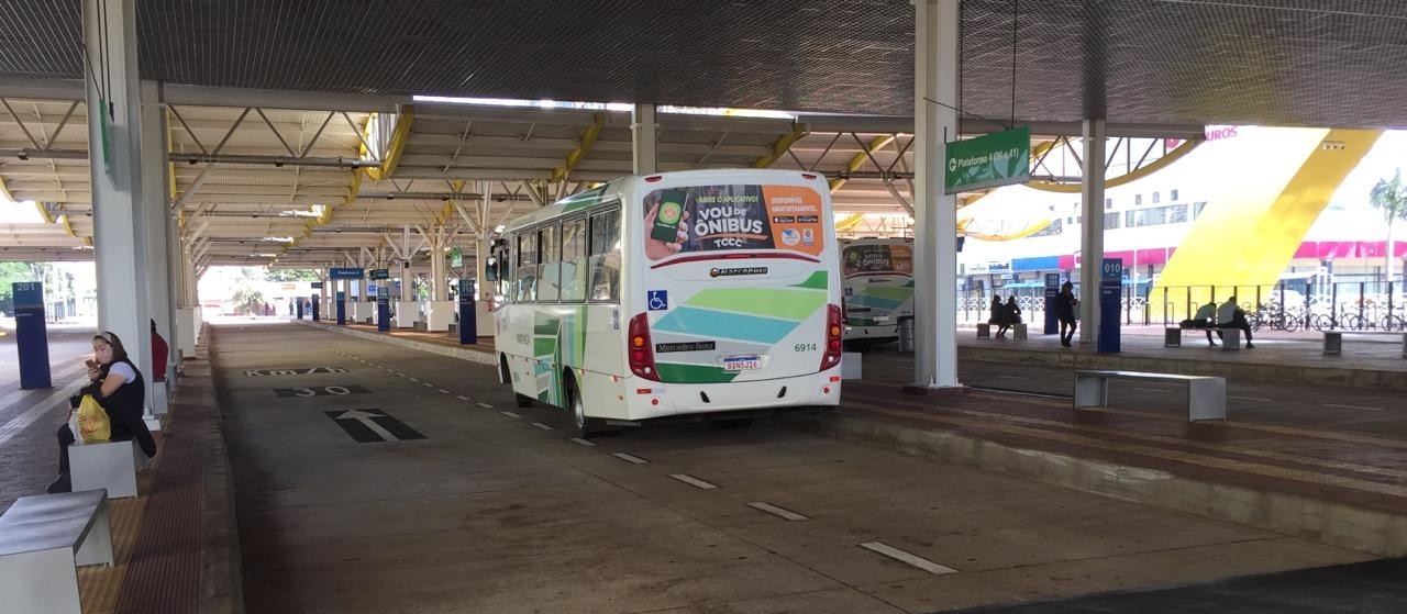 Apesar do apelo para o bom senso, muitos idosos estão andando de ônibus neste sábado (11)