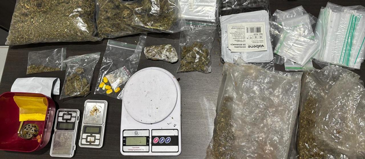 PC cumpre mandados e prende suspeito de tráfico ligado à ‘Tropa do Leroy’