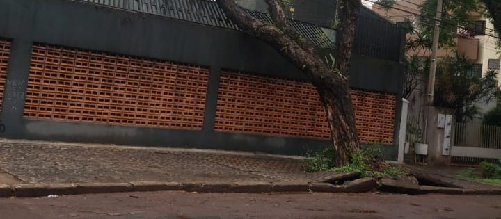 Chuva derruba muro e destrói casa no Jardim Alvorada em Maringá