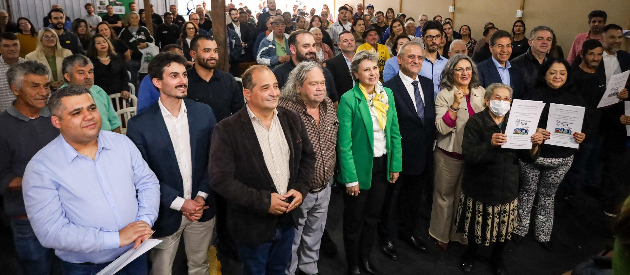 Moradores de dois conjuntos habitacionais recebem títulos de propriedade