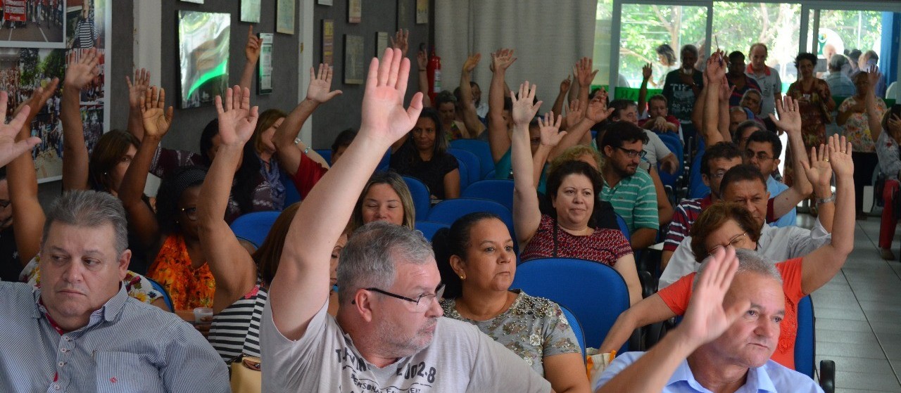 Sindicato condiciona divulgação do resultado do vestibular da UEM ao pagamento do salário de janeiro