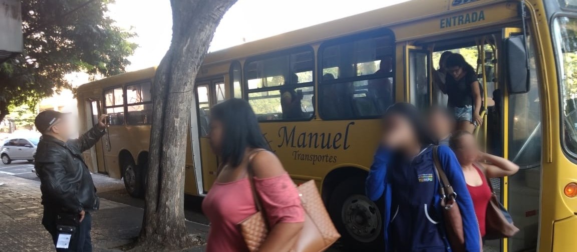 Ônibus de transporte clandestino é esvaziado na Avenida Brasil